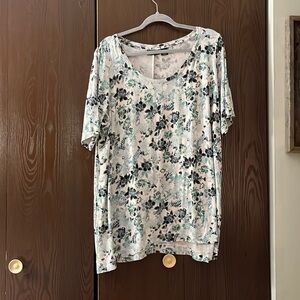 Adrianne Vittadini short sleeved white with flower design top. Size 2X